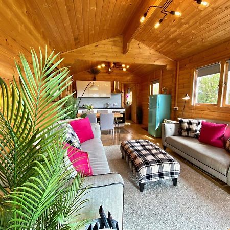Yealm Cabin Self Catering Log Cabin In Devon With Hot Tub Plymouth Buitenkant foto