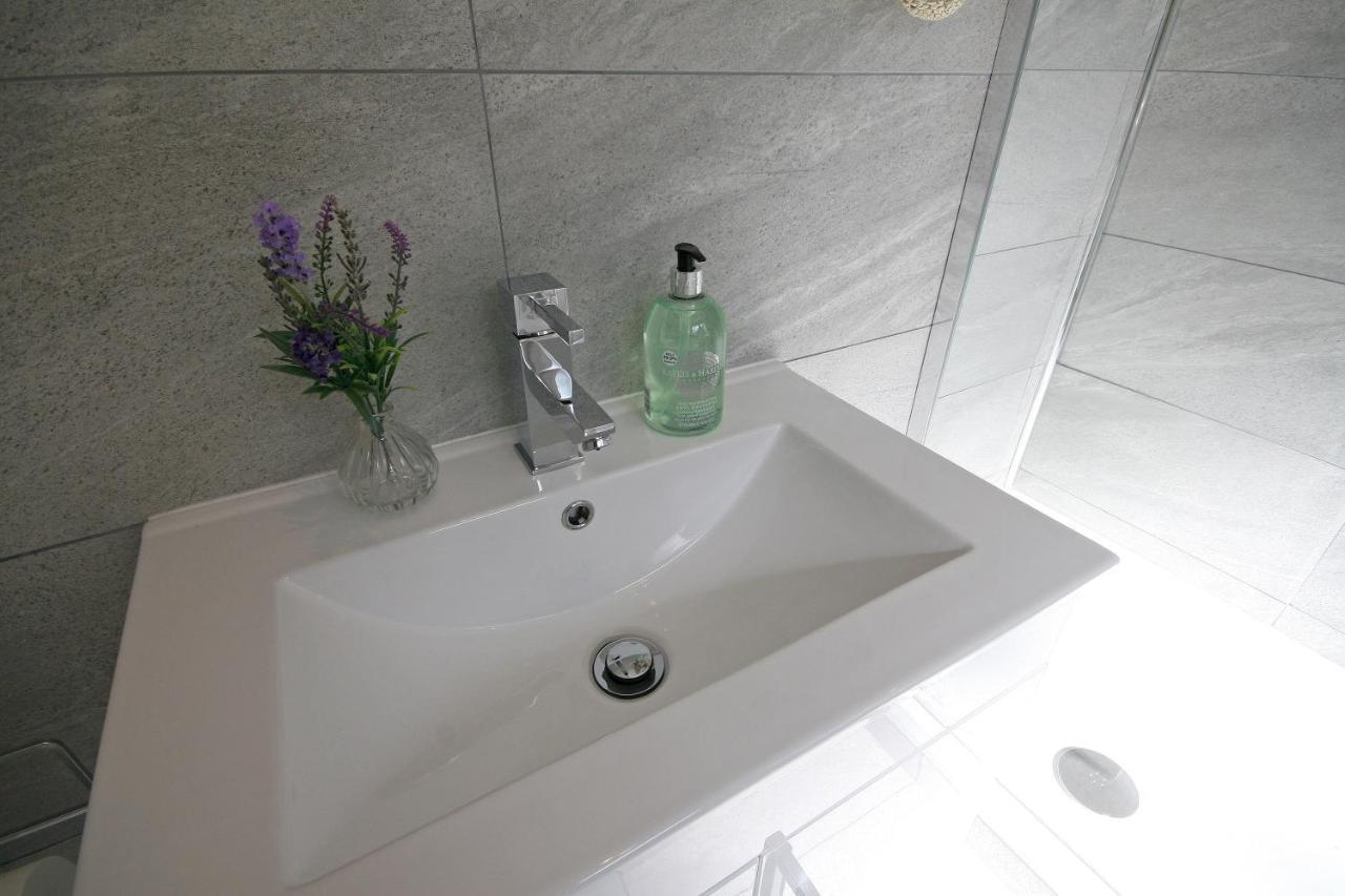 Yealm Cabin Self Catering Log Cabin In Devon With Hot Tub Plymouth Buitenkant foto