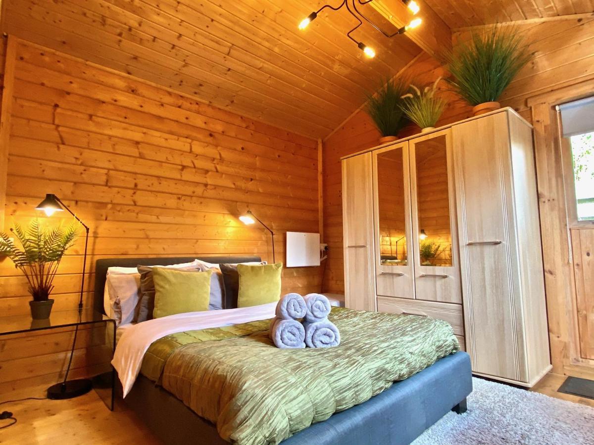 Yealm Cabin Self Catering Log Cabin In Devon With Hot Tub Plymouth Buitenkant foto