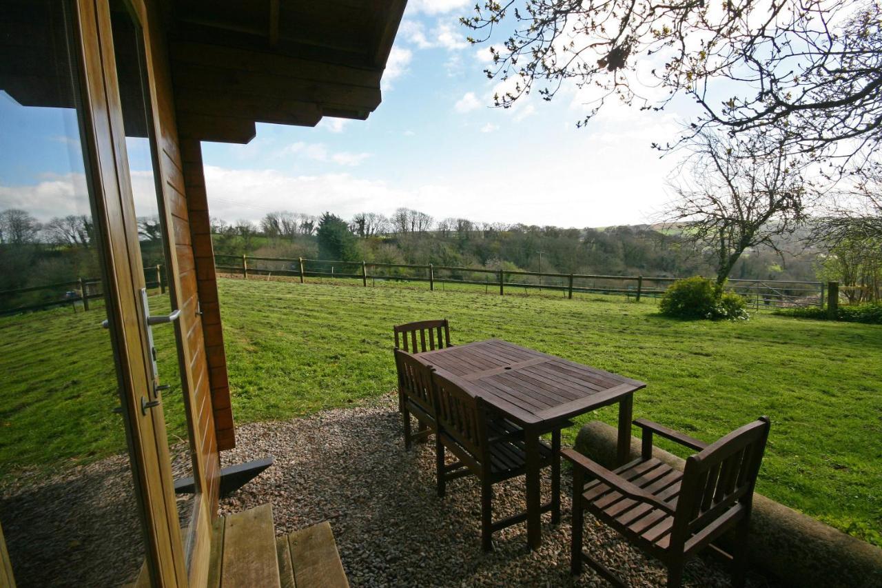 Yealm Cabin Self Catering Log Cabin In Devon With Hot Tub Plymouth Buitenkant foto